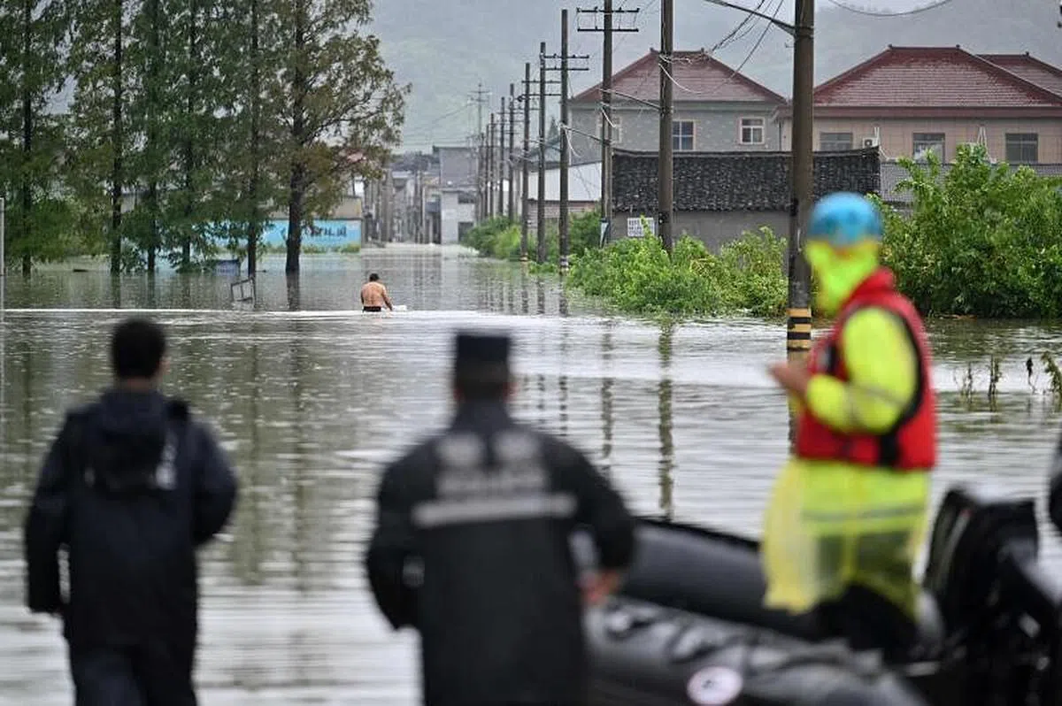 浙江余姚受灾严重，公路完全浸泡在水中。（法新社）