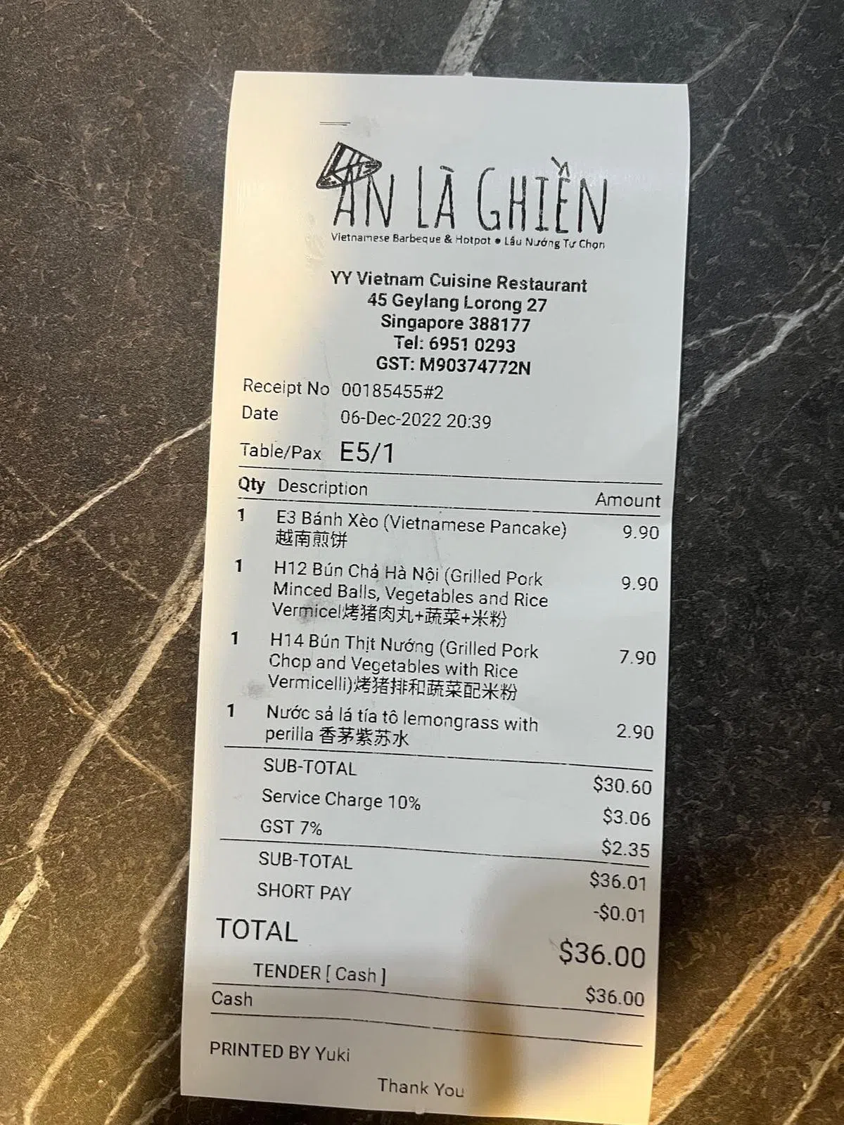 两名食客点了三道菜和一杯饮料，共36元。（潘丰源摄）