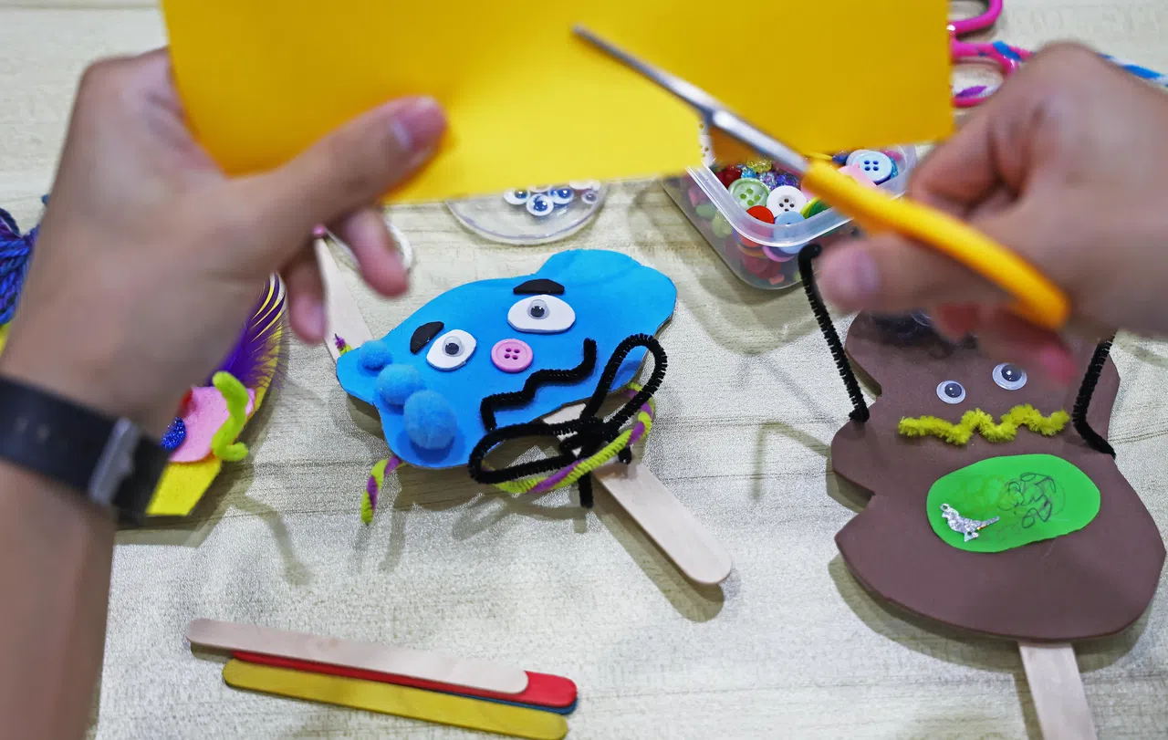 艺术治疗可通过各种不同的艺术形式如绘画、水彩、手工制作、陶艺、拼贴画等，协助创作者更容易表达内心世界，调节情绪。（陈渊庄摄）