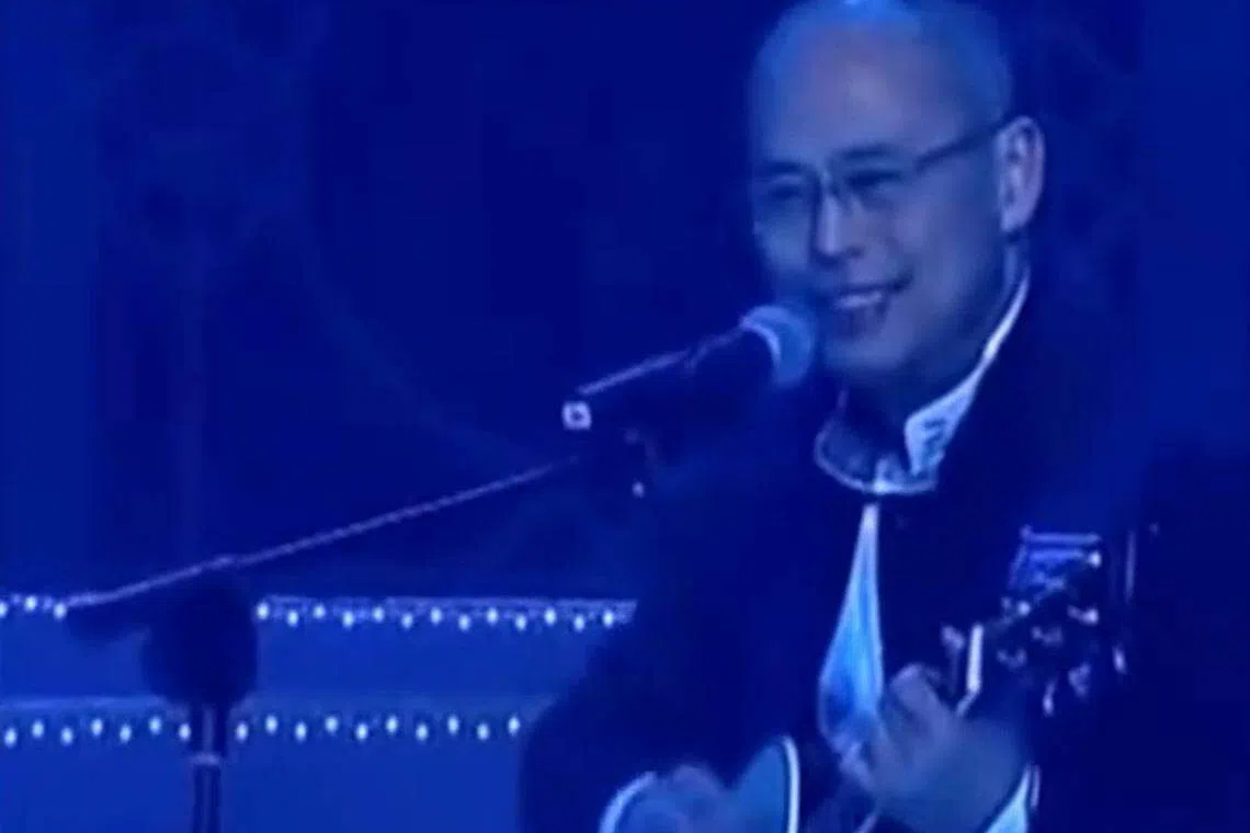 陈小钢有“摇滚书记”、“才艺书记”的称呼。他曾在2011年的黄埔区“春晚”上以一袭黑衣自弹自唱《传奇》引起关注。（互联网）