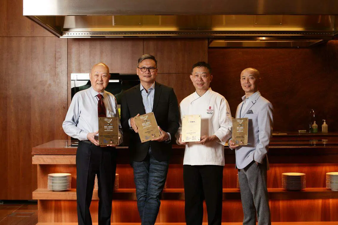 “最佳亚洲风味餐馆”奖（Best Asian Restaurants Awards）2017年首办，由《联合早报》和《海峡时报》联合呈献。图为2019年“最佳亚洲风味餐馆”金奖的四家餐馆得主（左起）：御宝饮食集团有限公司行政营运经理梁树荣、夏苑餐馆行政总厨张肇刚、华厅餐馆主厨钟立辉，以及日本餐馆Shinji by Kanesaka（卡尔登酒店）主厨押野亘一郎。（档案照）