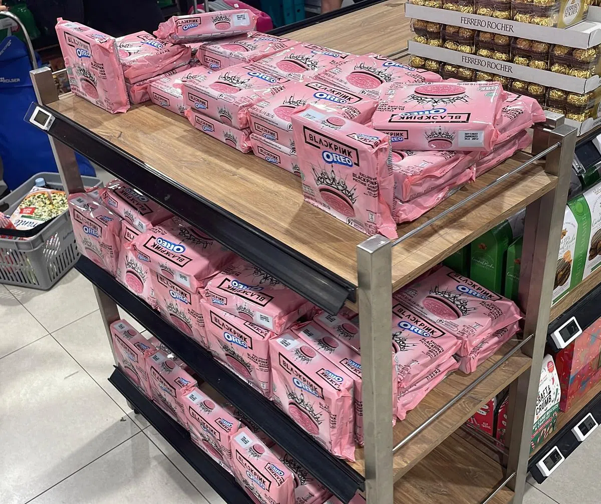 记者走访本地超市，只看到粉色的联名款，并没有看到黑色的那款（程婧妍摄）。