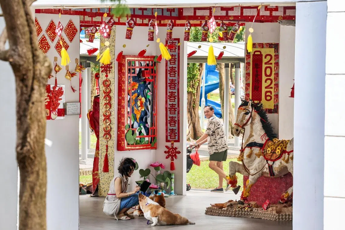 广东民弄第8座组屋底层，居民以回收旧物，巧手布置出一匹骏马，增添浓厚的新春氛围。 （陈渊庄摄）