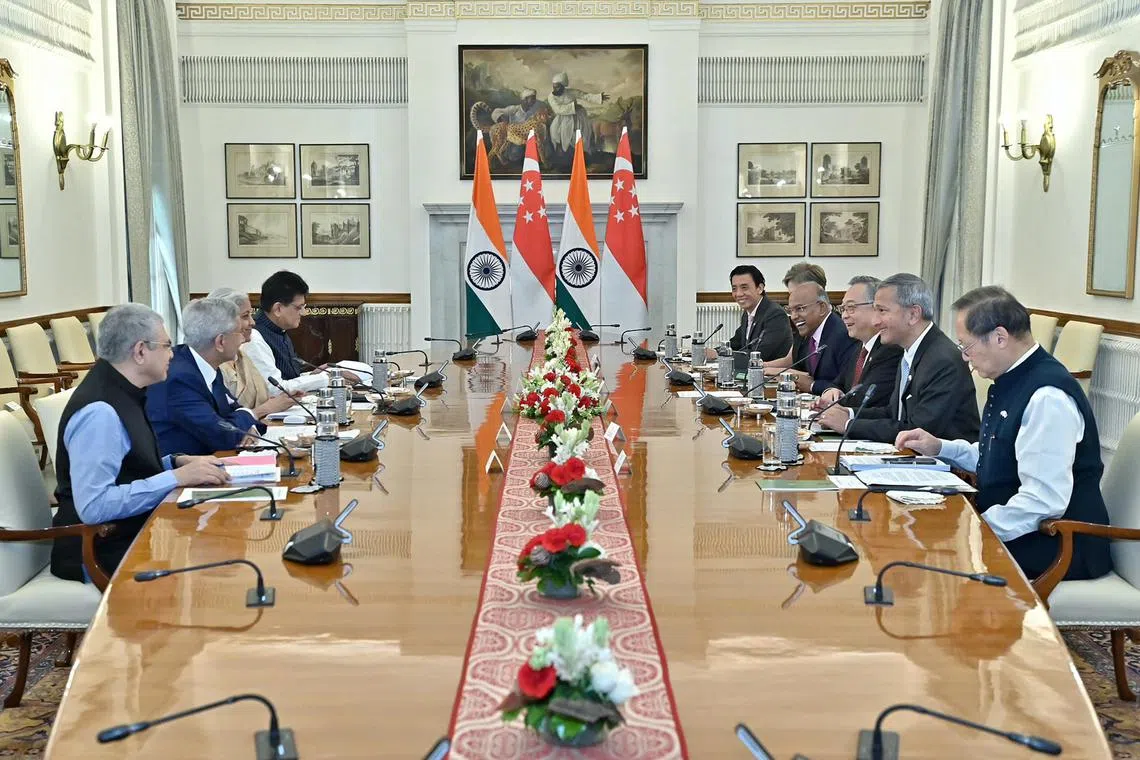 第三届印度—新加坡部长级圆桌会议，星期三在印度新德里举行。新方代表团由副总理兼贸工部长颜金勇（右排右三）率领，成员包括国家安全统筹部长兼内政部长尚穆根（右排右四）、外交部长维文医生（右排右二）、数码发展及新闻部长杨莉明（右排右五，被遮挡）、主管能源与科技事务的人力部长陈诗龙医生（右排右一）和交通部代部长兼财政部高级政务部长萧振祥（右排右六）。印方代表团则包括财政和企业事务部长西塔拉曼（左排左三）、外长苏杰生（左排左二）、商业与工业部长戈雅（左排左四），以及电子与信息技术、铁路和信息广播部长维什瑙（左排左一）。（印度外交部提供）