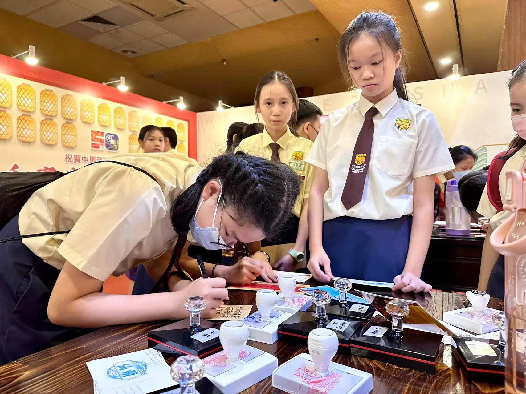 马来西亚华文学校学生用中文写侨批。