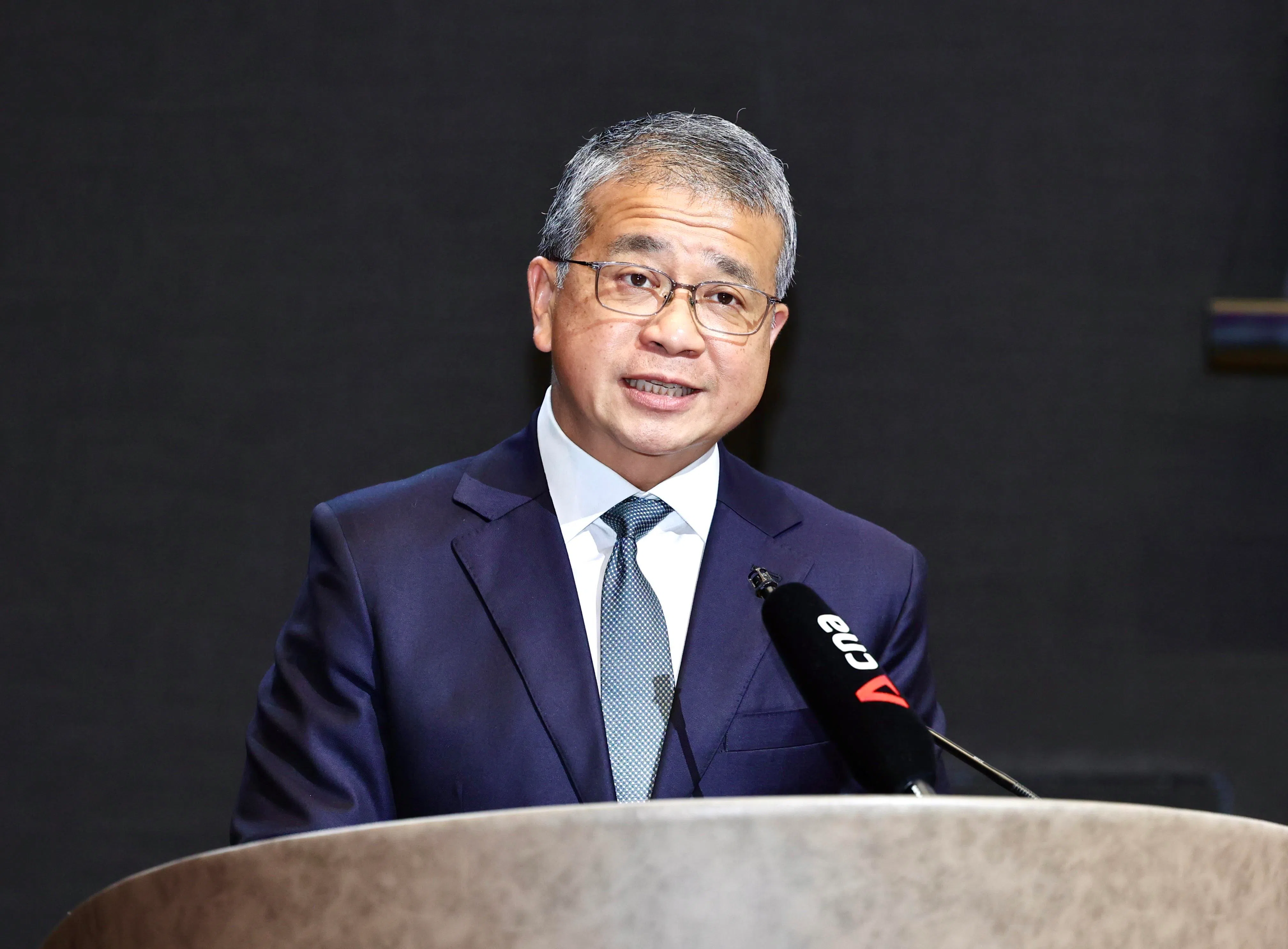 唐振辉说，人工智能正逐步改变诉讼实践，但诉讼的本质仍在于清晰思维与专业判断。（周国威摄）