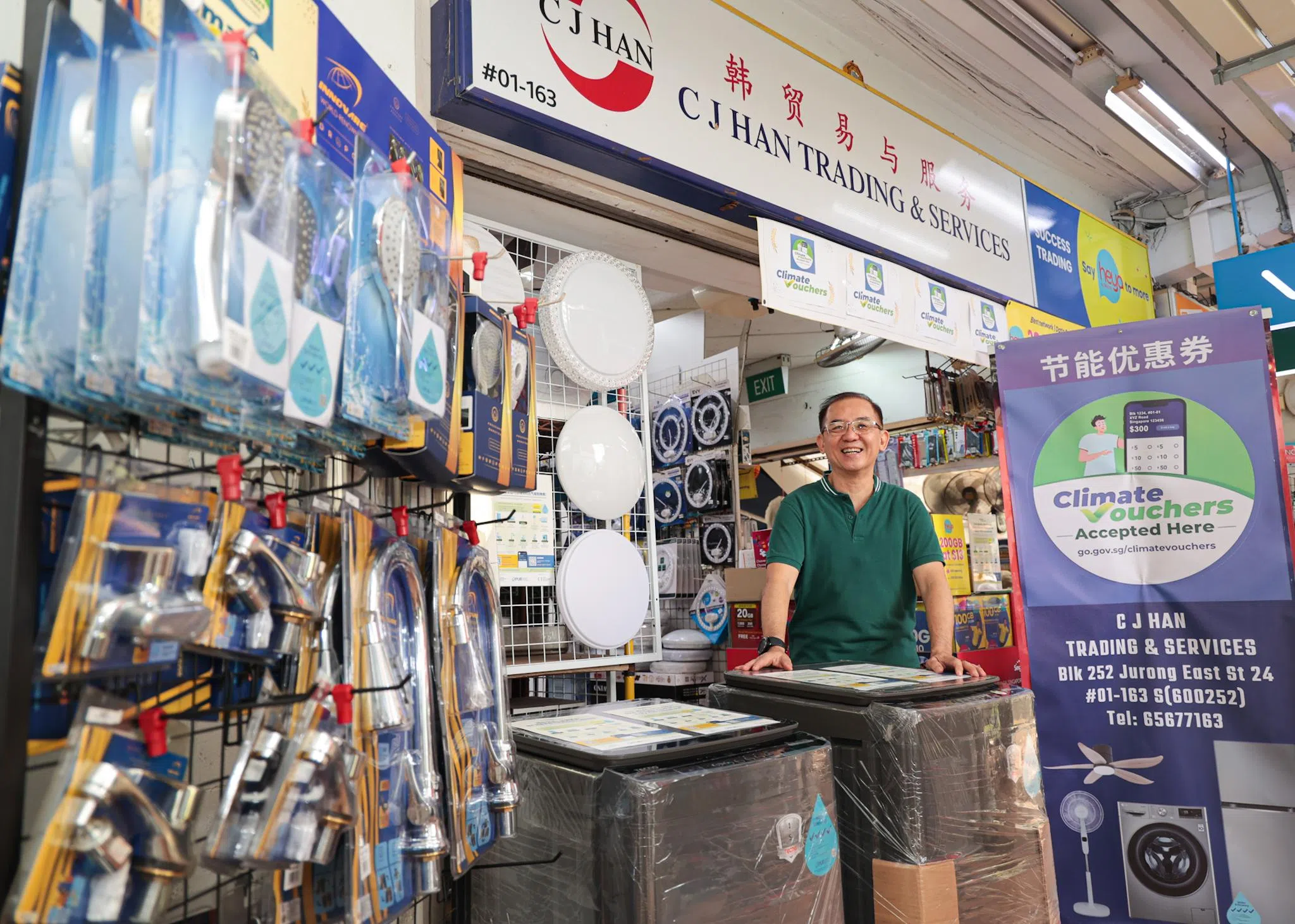 经营电器店35年的店主韩璋元决定加入气候友善家庭计划，方便居民尤其是年长者，使用气候优惠券购买家电。（李冠卫摄）