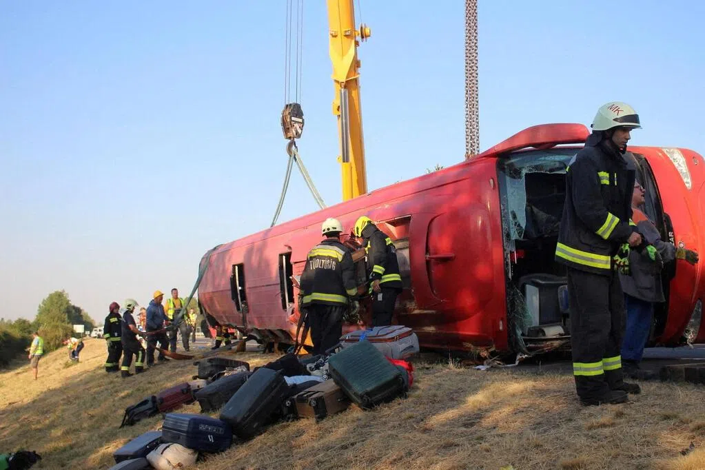 波兰巴士在匈牙利翻车 12人死亡