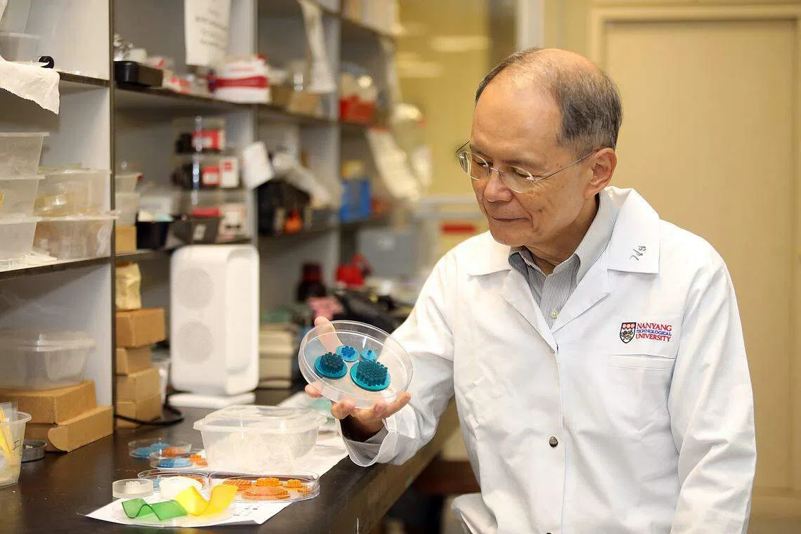 南大机械与宇航工程学院校长讲席教授夏焜博士向记者展示新型粘附结构。　（陈心媛摄）