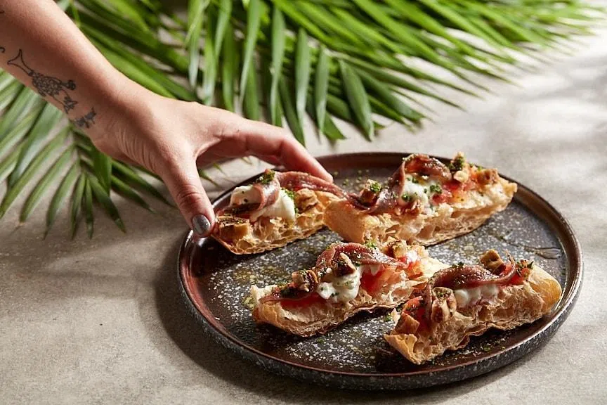 小吃Tostas Ramona，爽脆且有层次。（互联网）