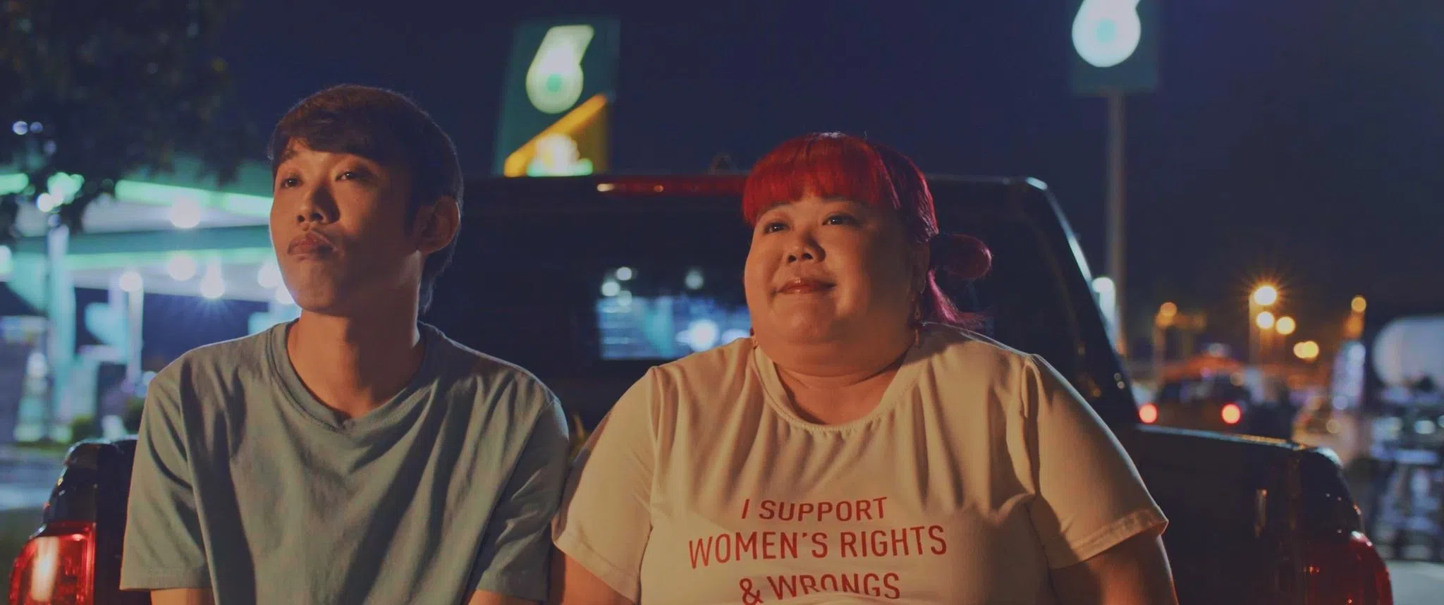 王伟良（左）和林茜茜在《百万红包》中饰演青梅竹马的情侣，女胖男瘦的搭档成功制造视觉冲突的喜剧效果。（Harvest9 Films提供）