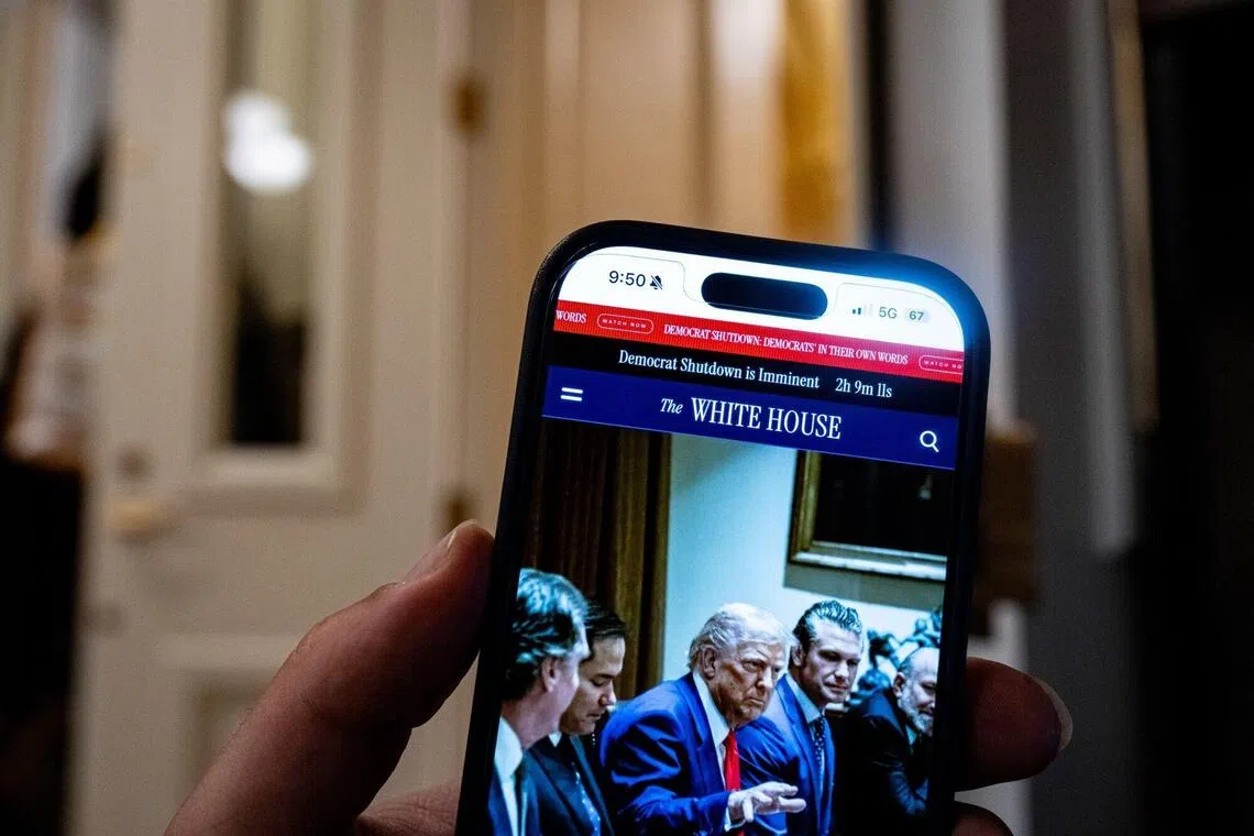美国联邦政府停摆前夕，白宫网站上出现了政府停摆的倒数计时，标题为“民主党（导致的）政府关门迫在眉睫”，显示特朗普政府要把政府停摆全部归咎于民主党人。 （彭博社）
