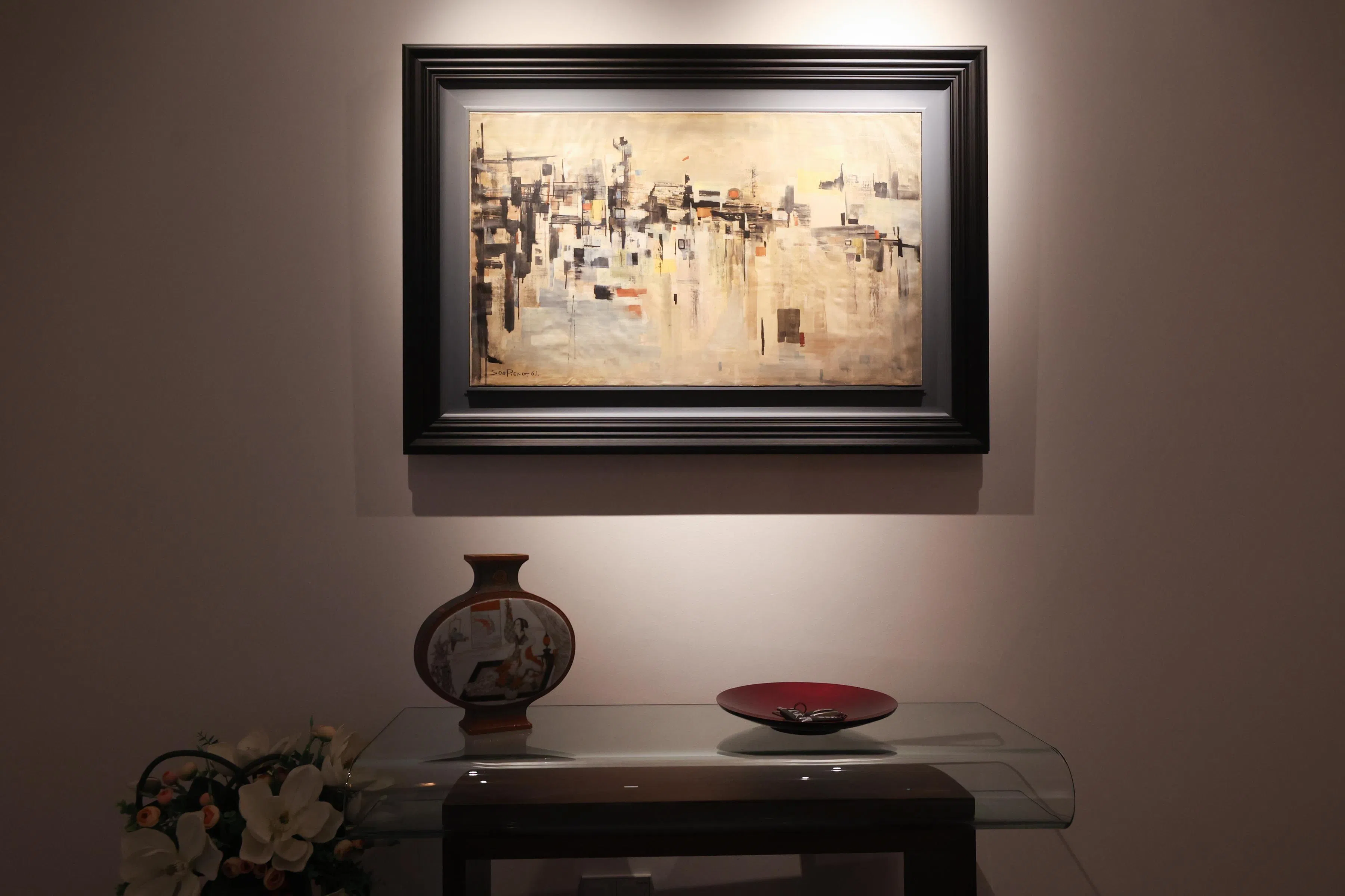 李汉民医生发现，锺四宾的帆布油画《港口》，远看造型立体，近看则平面化。（蔡家增摄）