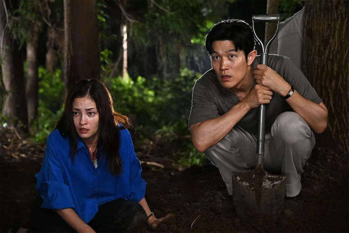 近年影剧产量极少的黑木美沙（左）美艳依旧，饰演铃木亮平前妻，存在感强烈。（互联网）