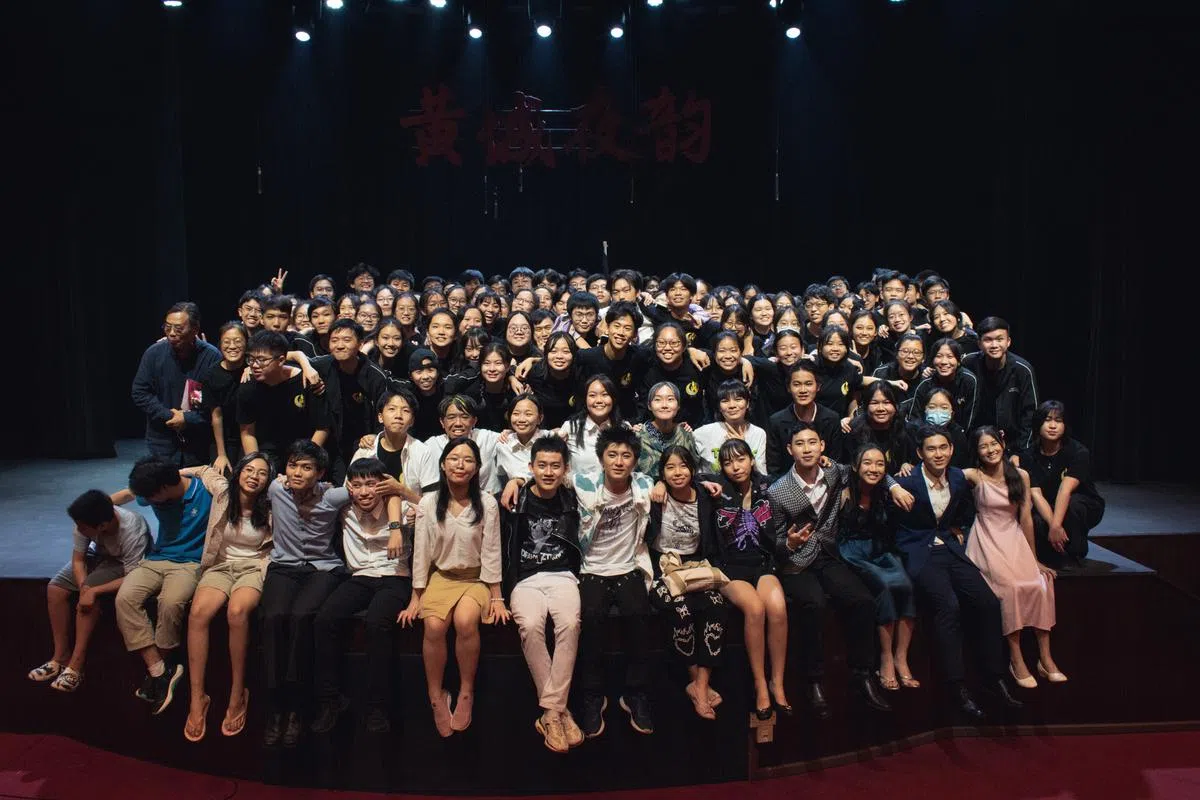 145位黄城人演出结束后的大合照。（林恩拍摄）