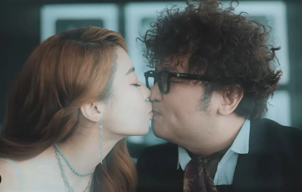 婚纱照花絮中，包括纳豆和依依的亲嘴画面。（取自纳豆IG）