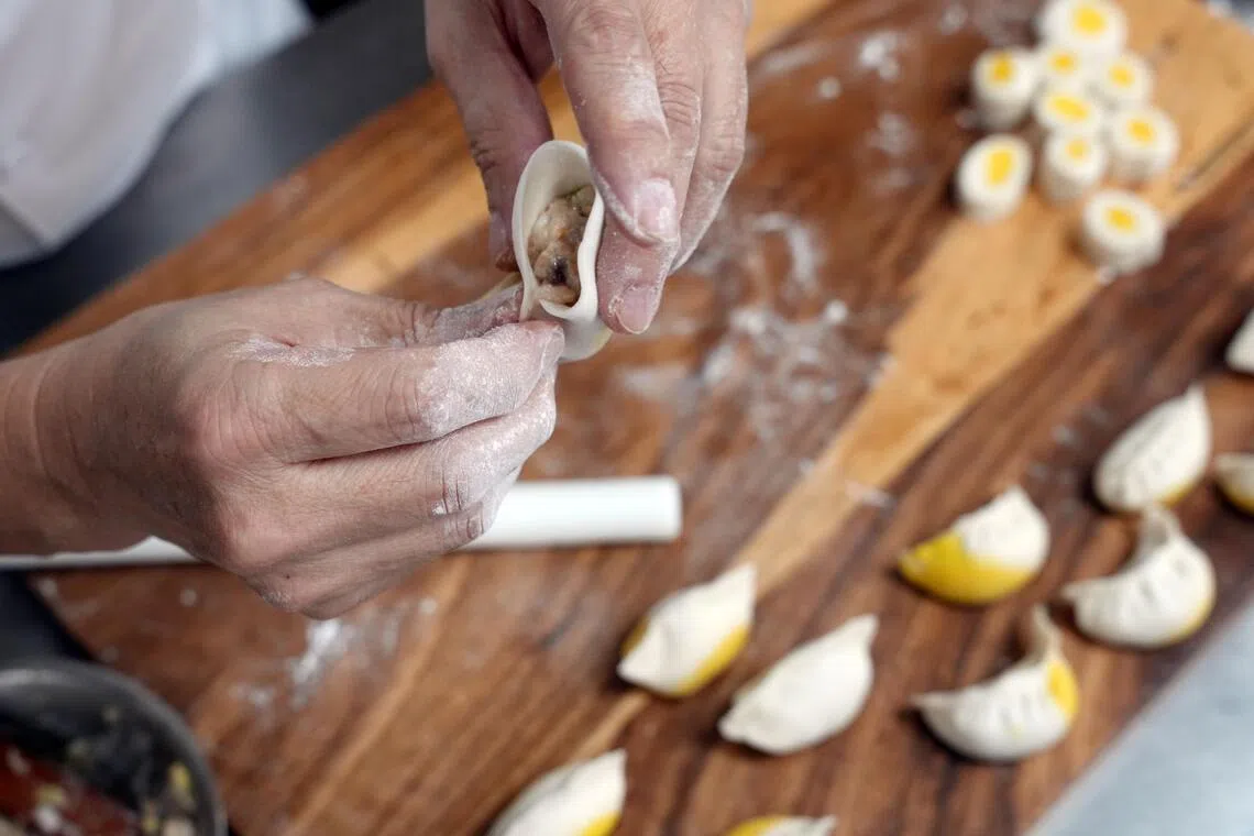 餐馆饺子年菜的包法，强调有裙边，步骤相对多。（谢智扬摄）