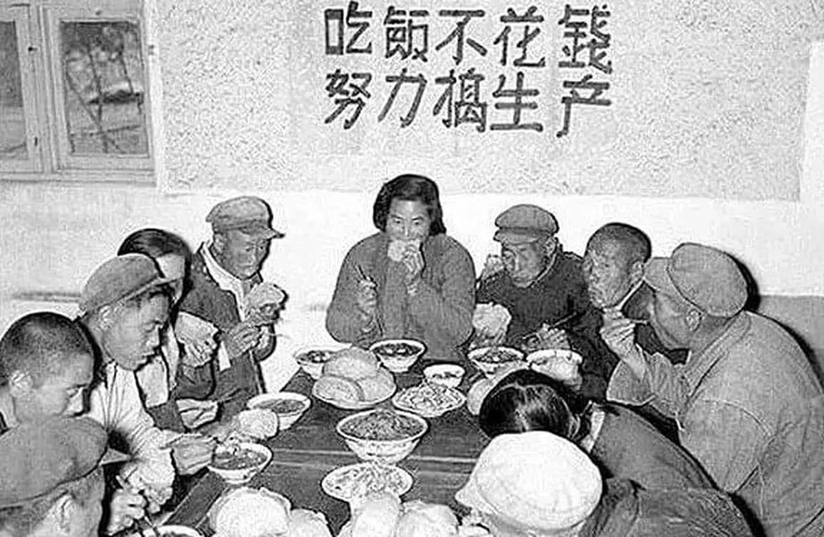 中国50年代计划经济下的产物——人民公社和“大锅饭”（互联网）