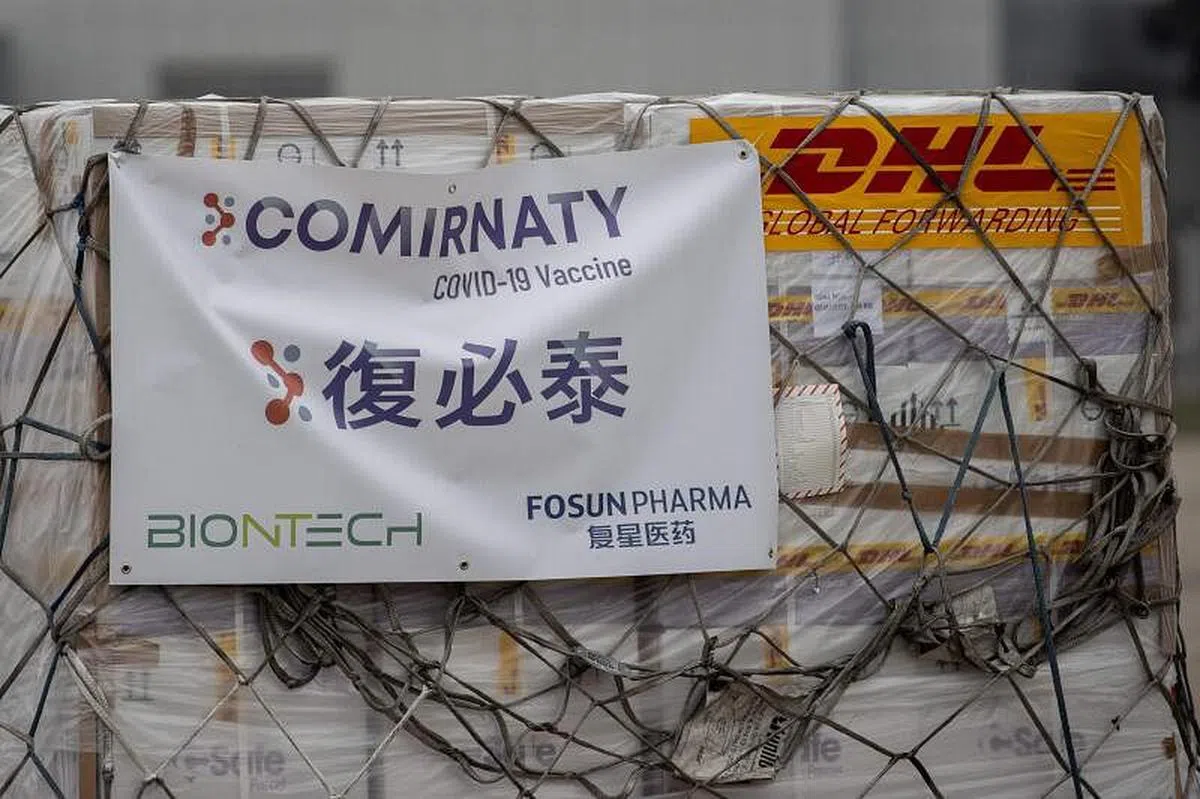 今年2月27日，复必泰疫苗运抵香港后送往仓库存放。（法新社档案照）