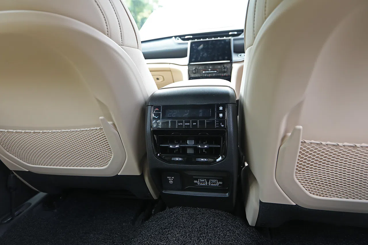 中排座椅前方配备冷气出风口，可调节风速和温度。（陈心媛摄）