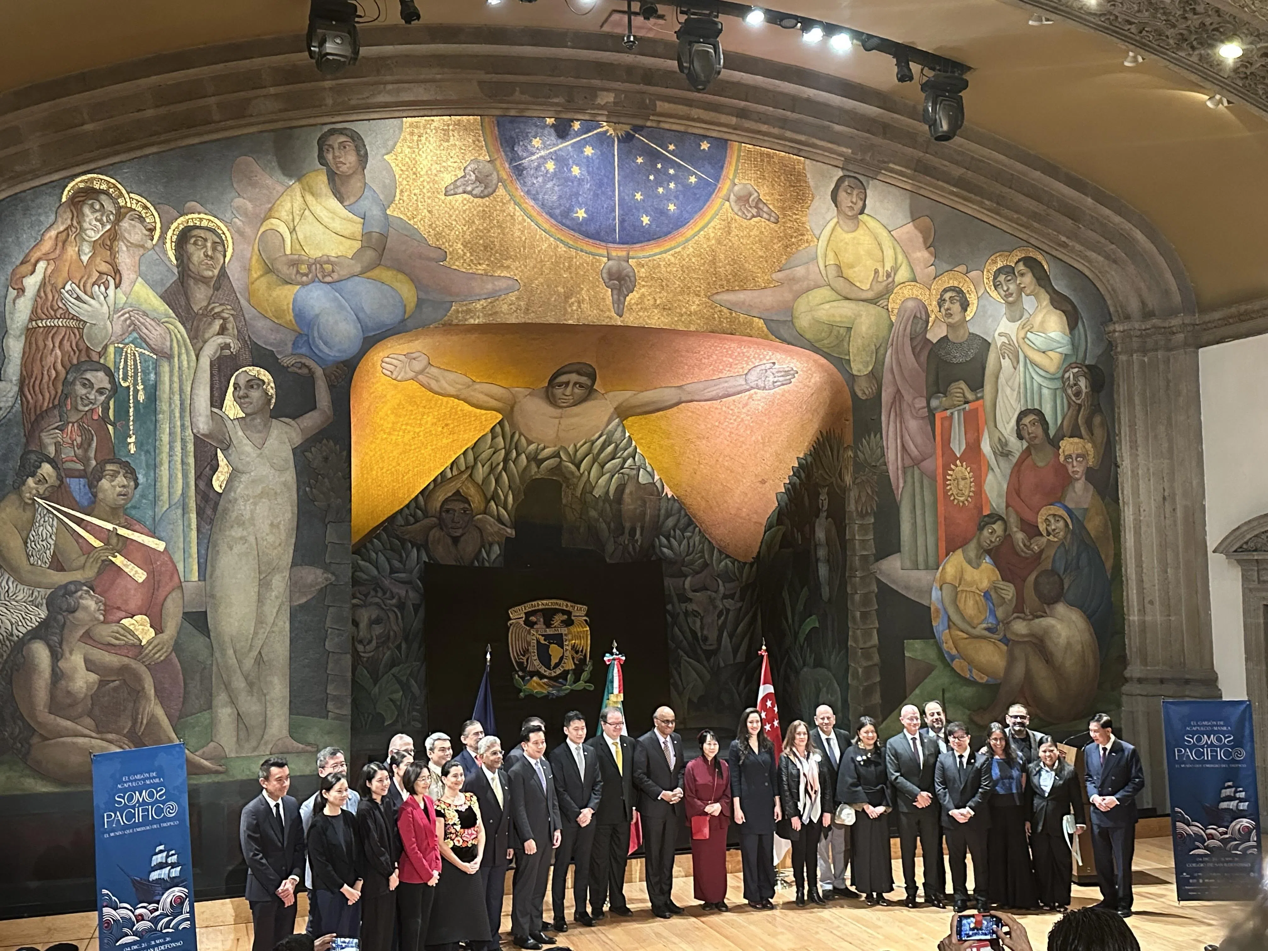 大展开幕礼在圣伊德丰索学院内剧院，迭戈·里维拉壁画《创造》背景下举行。（黄向京摄）