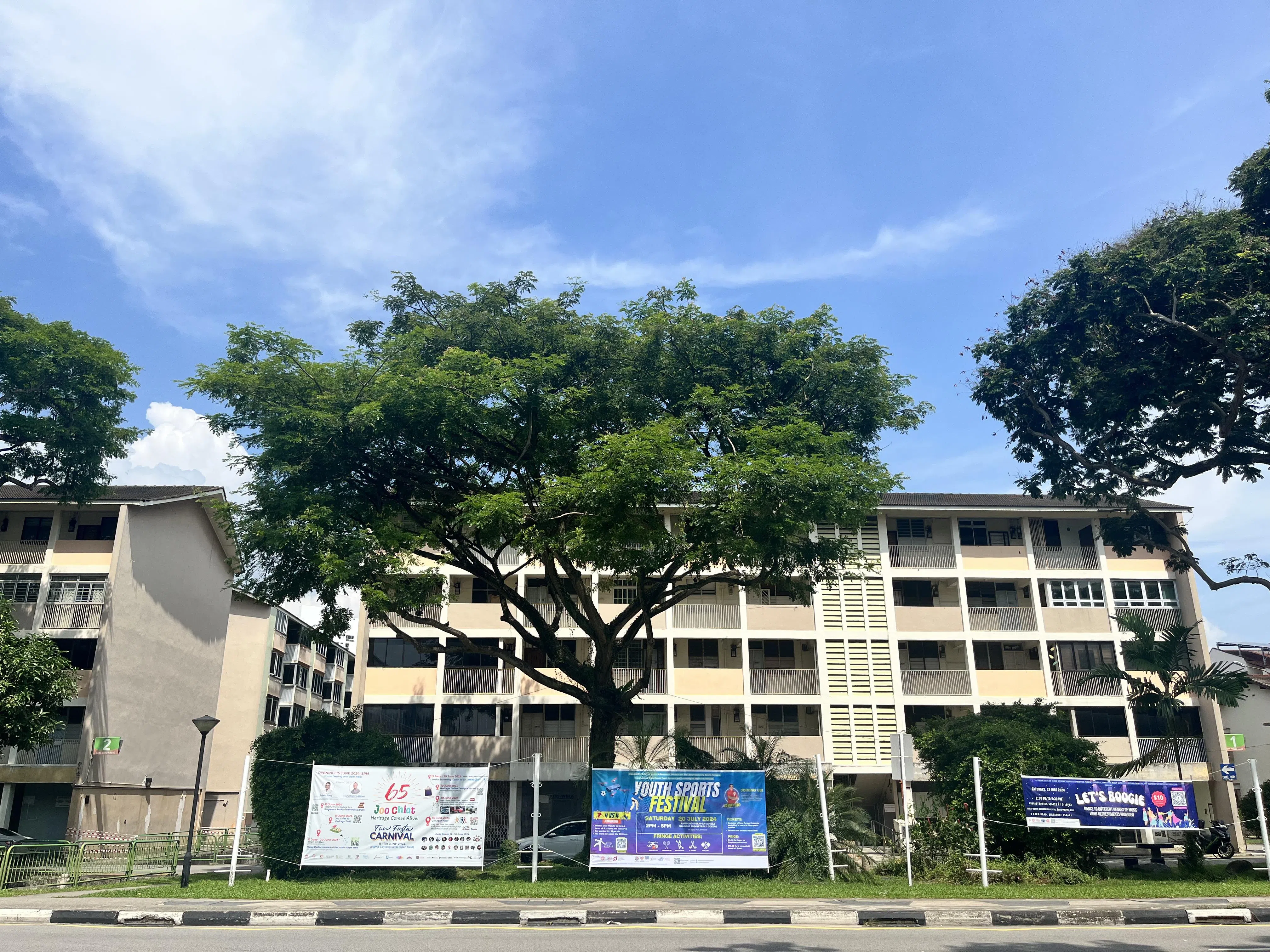 坐落在东海岸路和实乞纳路交界处的五层楼组屋，走近时宛如走进时光机，旧日情怀涌上心头。（陈映蓁摄）