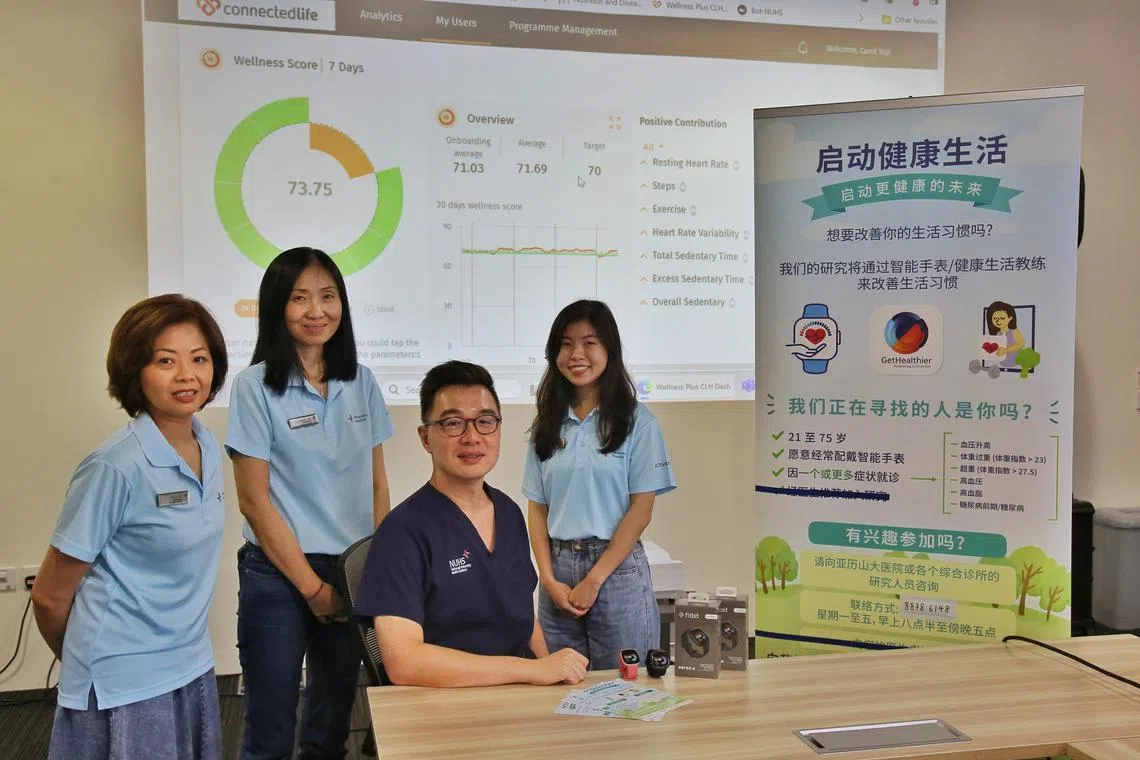 为期一年的“启动健康生活”研究项目准备招募1700名志愿者。研究团队以亚历山大医院医疗新创部门主任兼首席调查研究员叶文俊医生（右二）为首，另有三名数码健康生活教练何秀玲（左起）、叶佩玲及陈永琳。 （特约摄影陈福洲）
