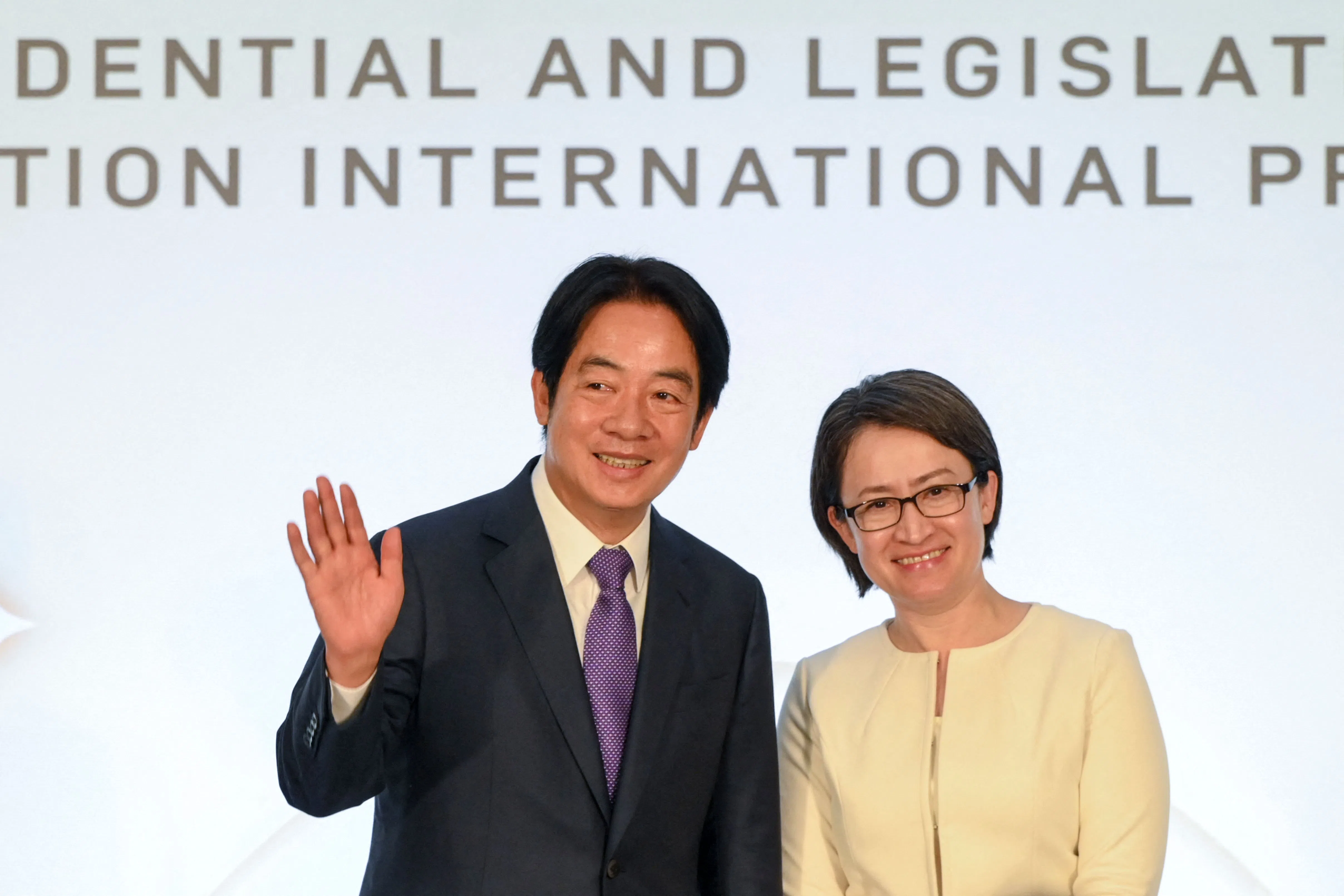 民进党总统候选人赖清德（左）与搭档萧美琴星期二（1月9日）在台北国际会议中心开选前国际记者会。（法新社）