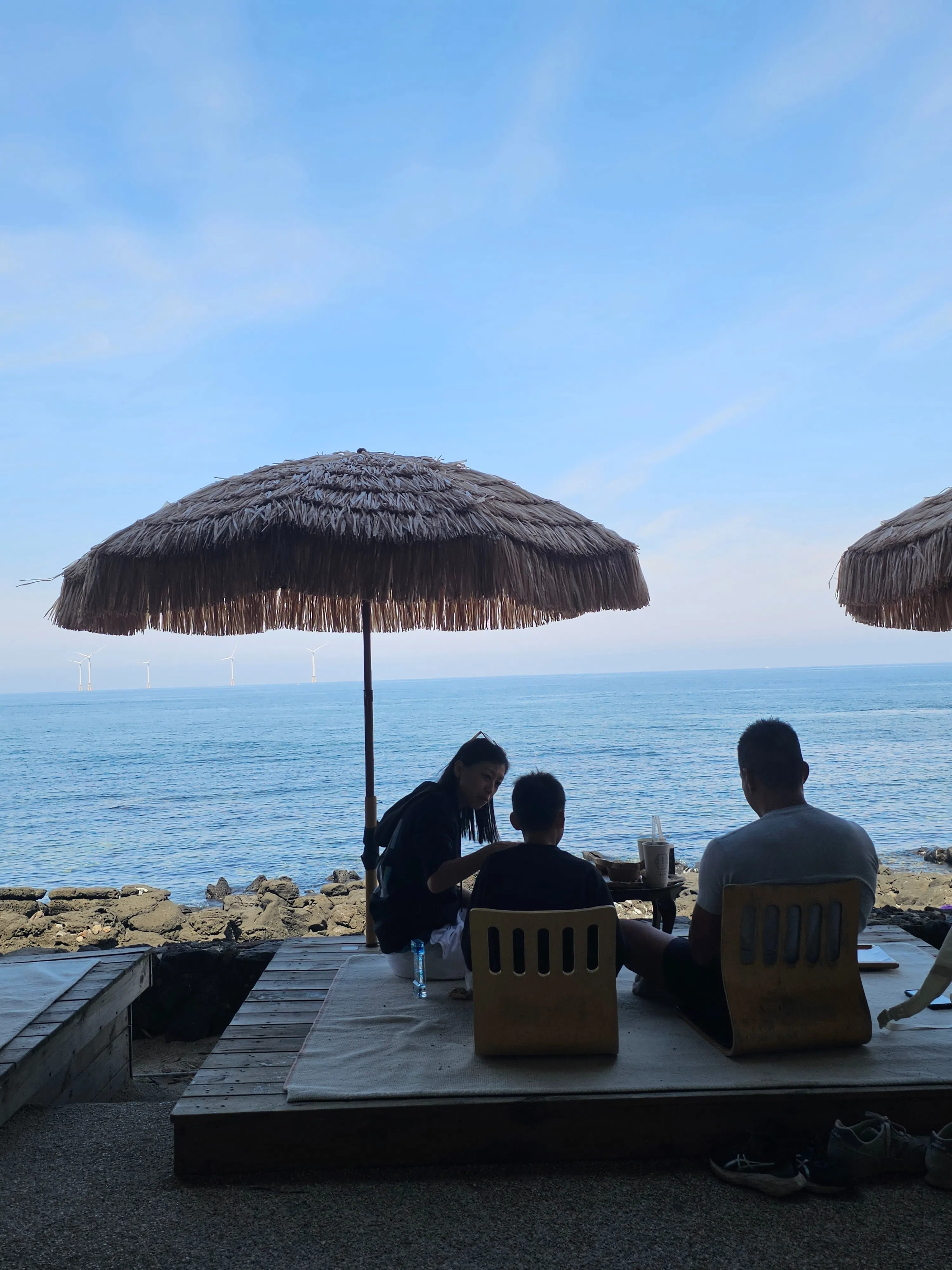 在济州岛海边咖啡座，边吃早餐、边听海涛。（作者摄）