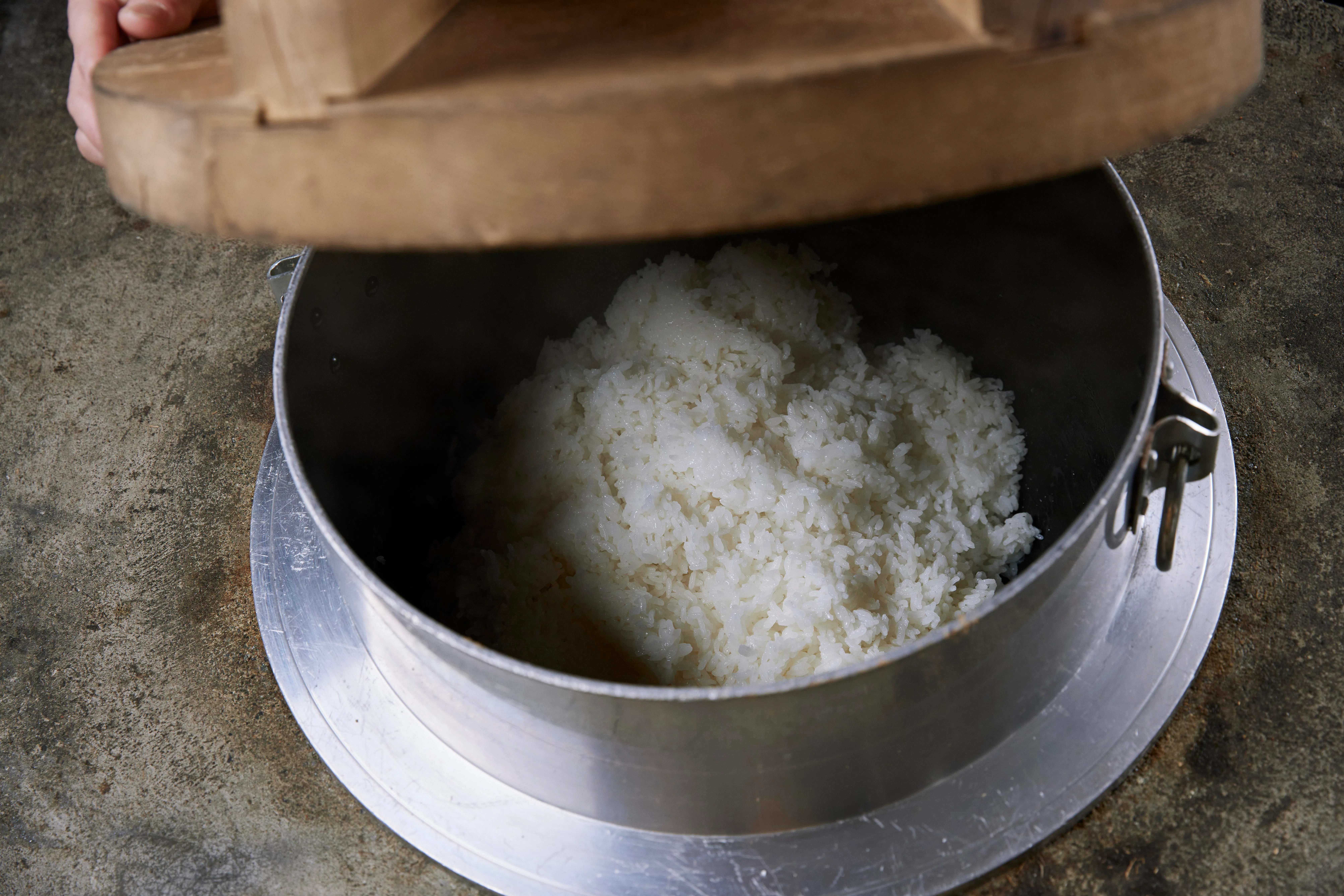 餐馆使用羽釜锅烹煮米饭，让米粒在锅内均匀受热，煮出来的米饭松软可口。（餐馆提供）