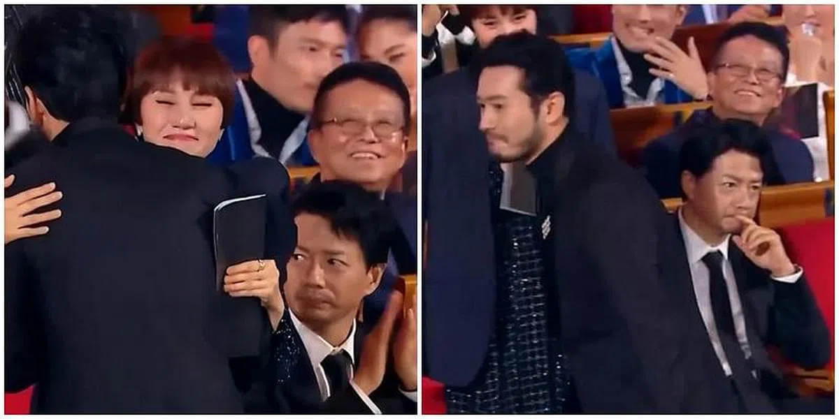 黄晓明获奖，起身接受众人祝福，段奕宏冷静坐着鼓掌，但表情略嫌尴尬。（互联网）
