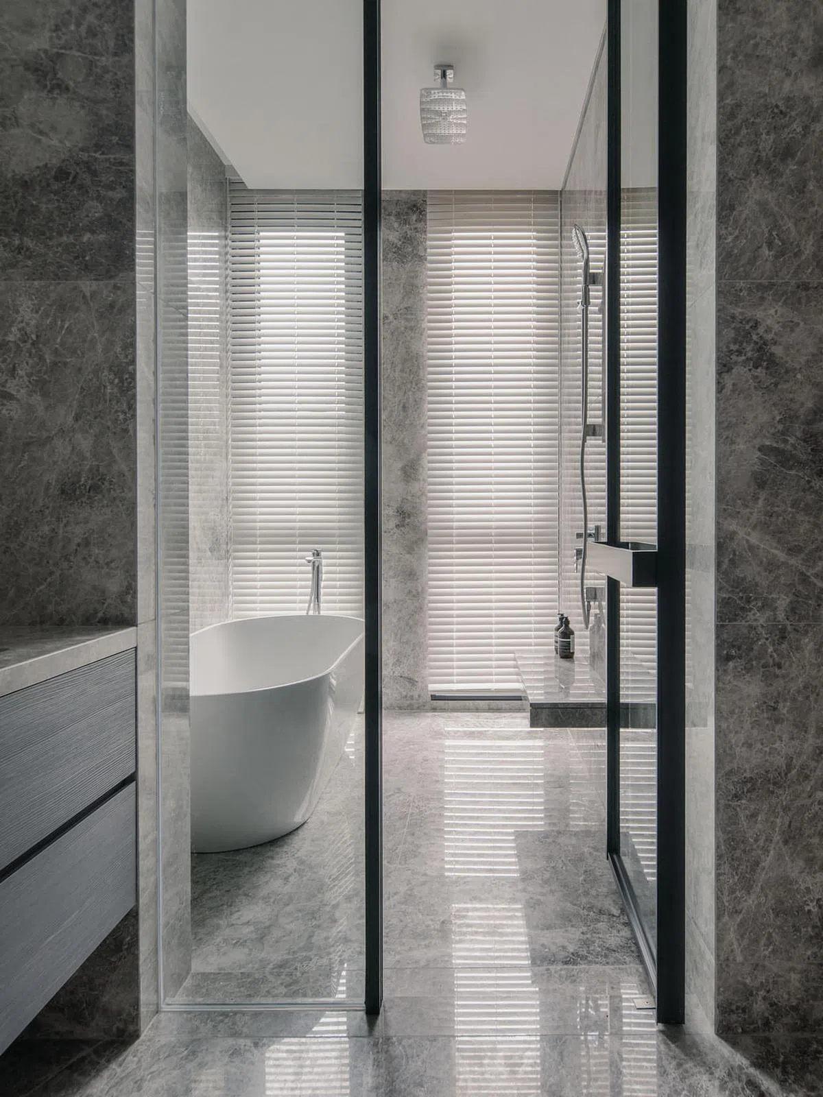 大理石铺设的浴室。