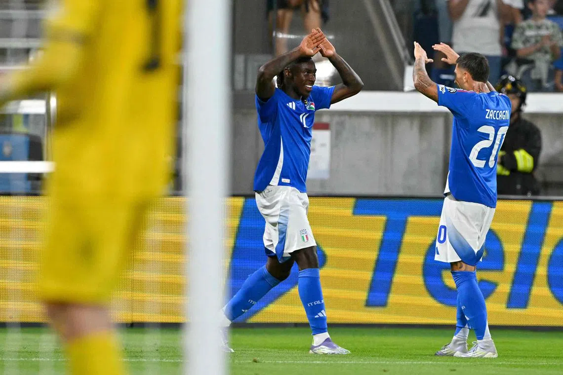 基恩（中）在为意大利打破僵局后，与队友扎卡尼（右）击掌庆祝。（法新社）