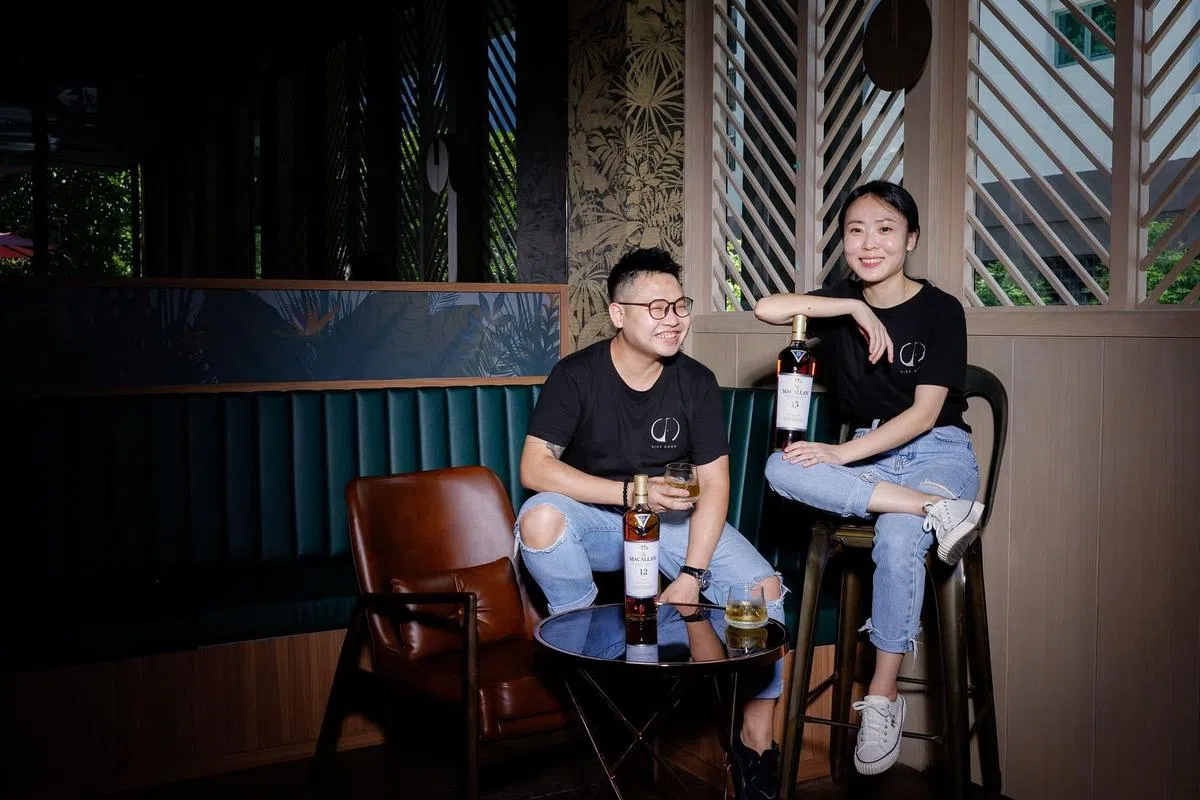 郭峻华（左）和姜琇真呈现鸡尾酒佐餐的用餐体验。