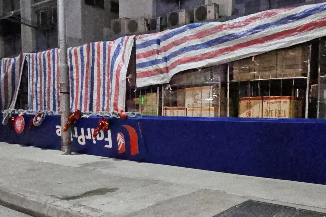 据观察，超市招牌超过四米长。（蔡振鸿摄）