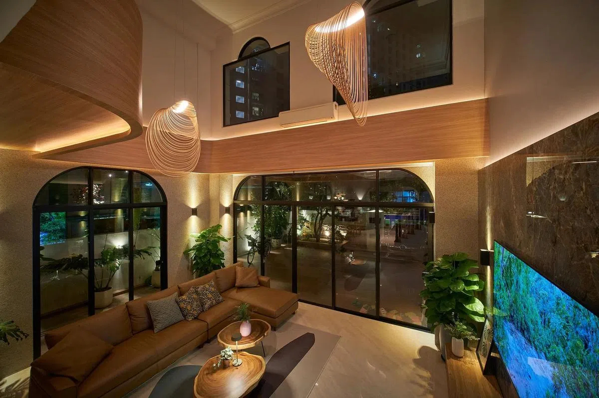 客厅的木制旋转灯饰酷似贝壳。（萧文杰提供图片）