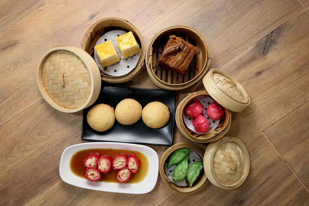 摊主逆市坚守 亲民手工点心自飘香