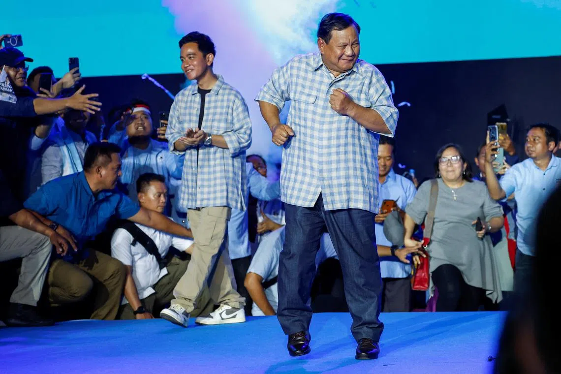 2024年普拉博沃在胜选集会上，扭动起宽大的身躯，跳起他在抖音上爆红的舞蹈。（路透社）