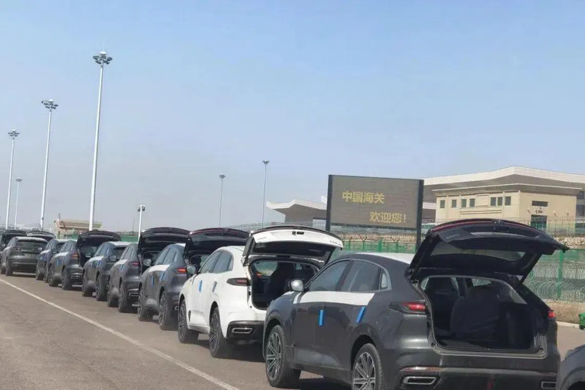 新疆自治区政府网称曾描述通向哈萨克斯坦的霍尔果斯口岸的汽车整车出口呈现“井喷式”增长。（新疆自治区政府网）