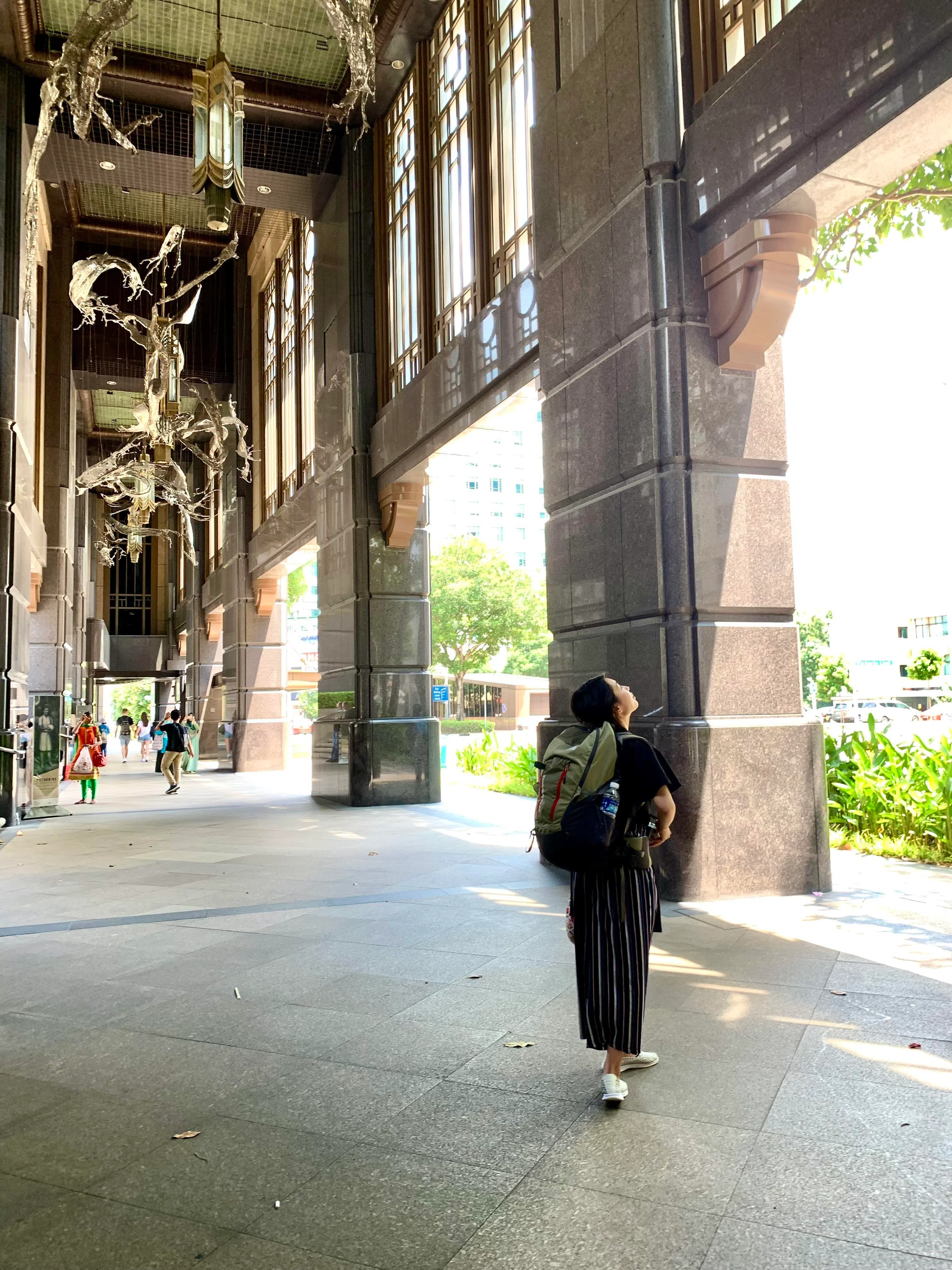 日本朋友趁在本地转机的空档，到甘榜格南和武吉士一带逛了一天，流连忘返。（陈映蓁摄）