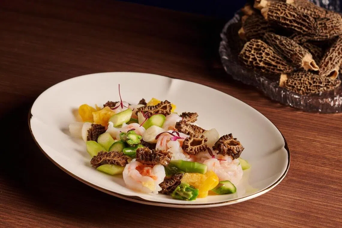 满福苑的羊肚菌玉笋炒虾球，富有镬气。（餐馆提供）