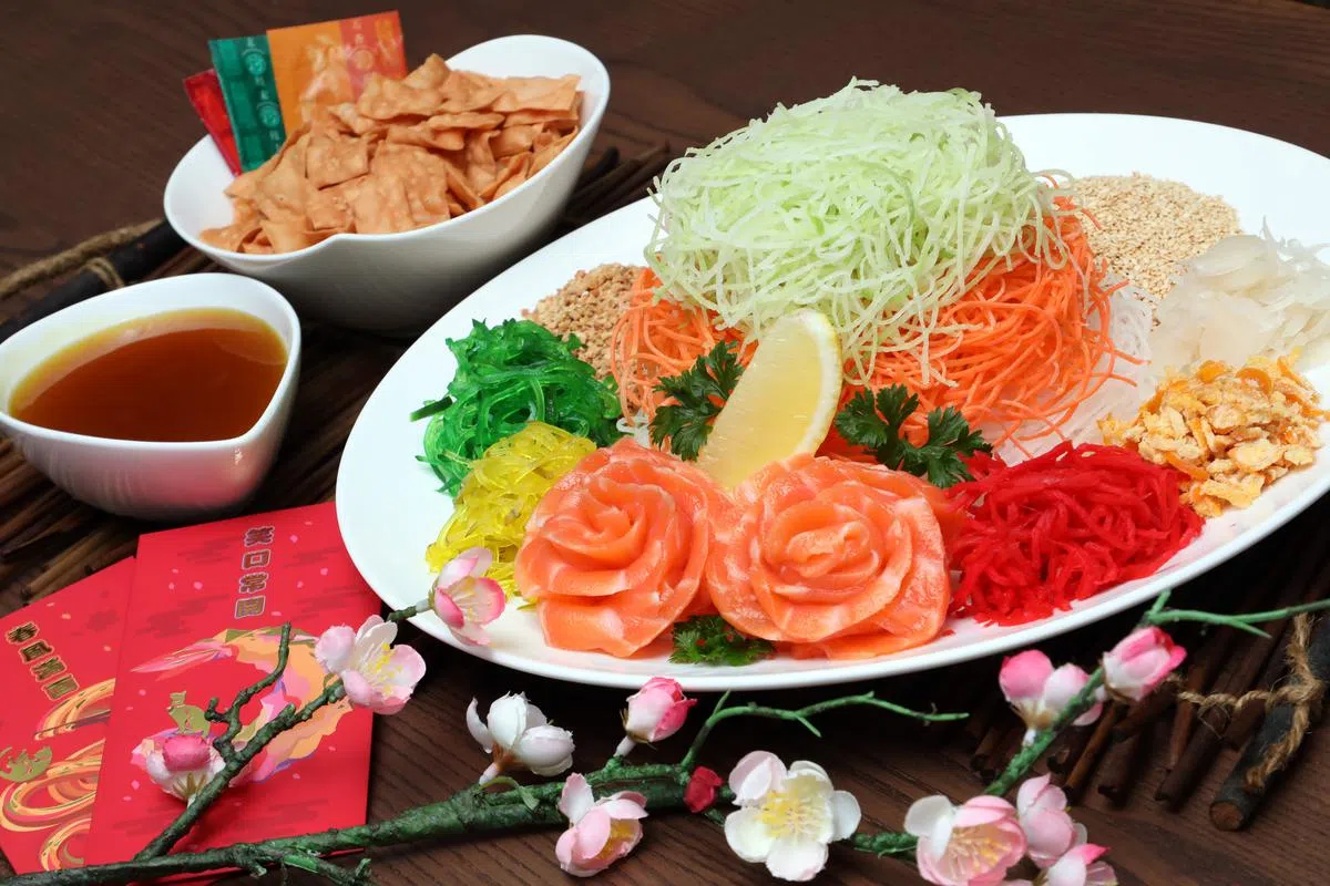 在本地熟悉的鱼生加入柚子酱，随即吹起和风。（邝启聪摄）