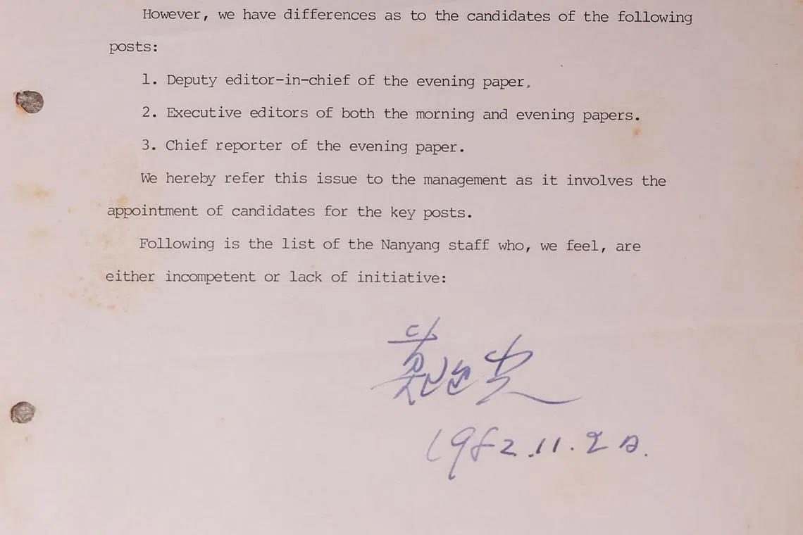 1982年星洲南洋协议合并后，《南洋商报》总编辑莫理光、《星洲日报》总编辑黎德源，以及副总编辑陈正一同就《早报》和《晚报》的人员安排与调派进行协商。图为人员调派的协商结果。（白艳琳摄）