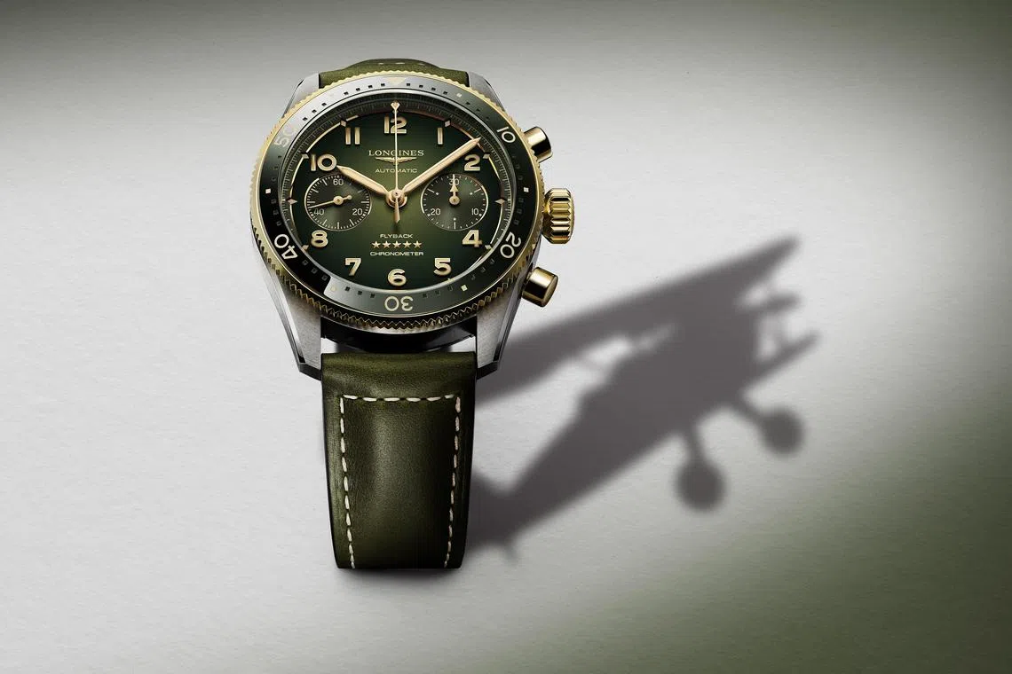 浪琴表为先行者系列飞返计时腕表新增两个全新款式，有金绿色和金棕色。（浪琴表提供）