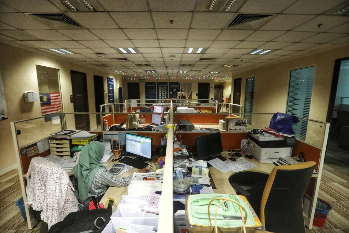 马来西亚交通部一些官员星期二（14日）收拾文件与物品准备隔天居家办公。他们也减少照明灯光以节能减碳。（星洲日报）