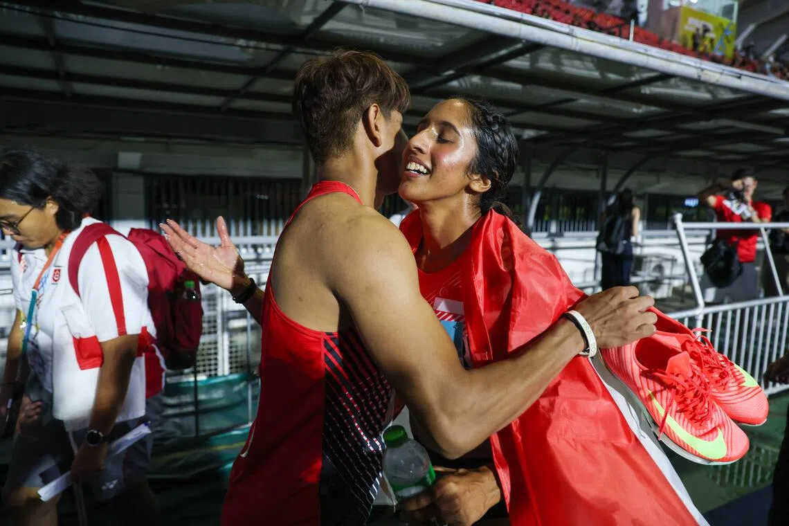 珊蒂（右）和路易斯（左）在同晚一同为新加坡创造历史。（白艳琳摄）