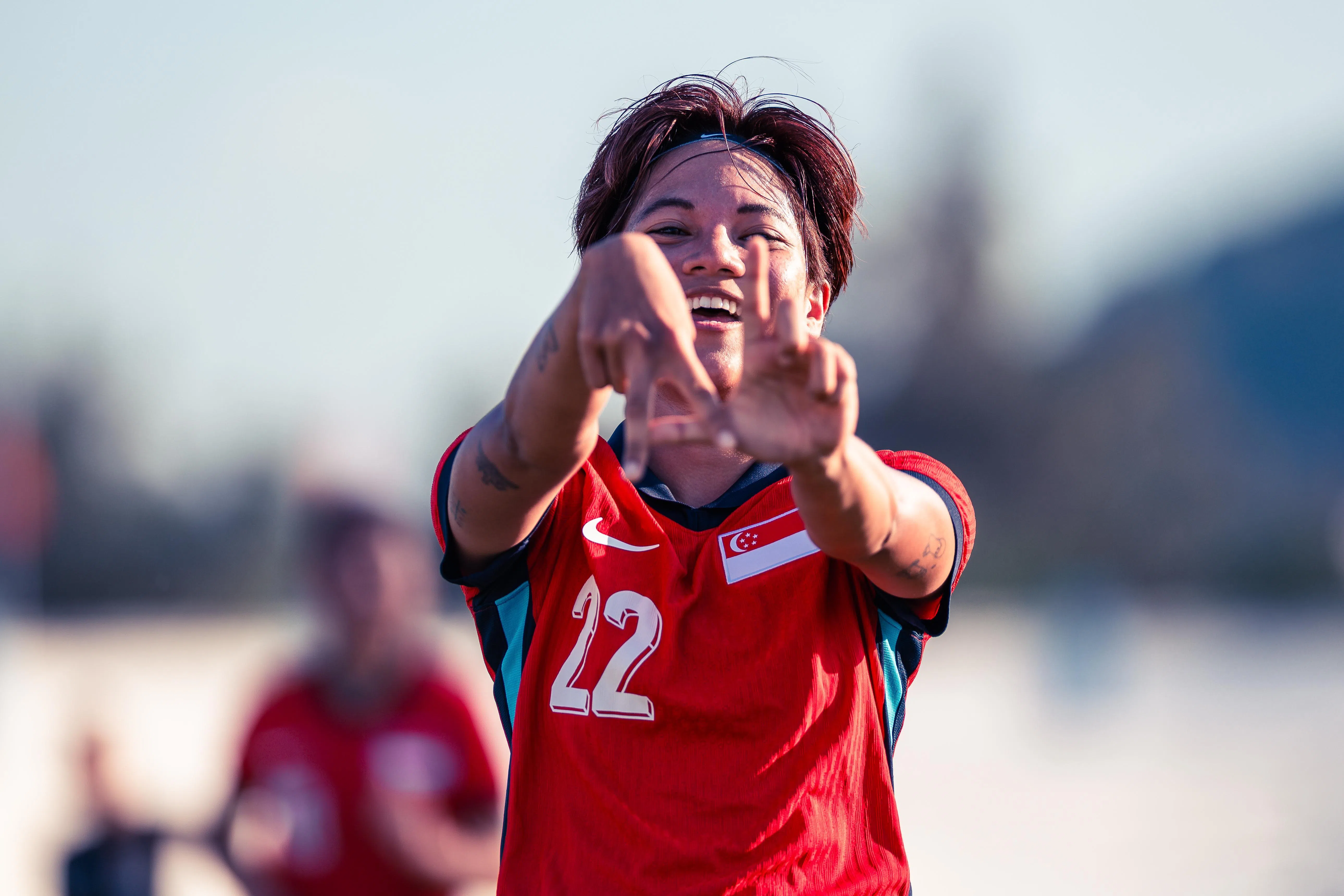 雌狮队员法哈娜攻入首球后，激动地比出手势庆祝。（新加坡足球总会提供）