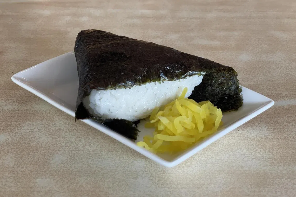 腌制梅子日式饭团，酸甜开胃。（黄靖晶摄）