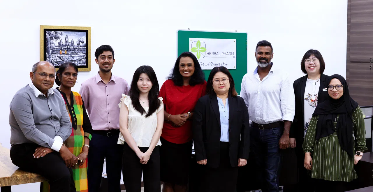 Herbal Pharm总裁凯南（左一）强调公司的成绩有赖公司上下50多人的努力，其中包括：物流经理Ponammal（左二起）、运营助理副总裁Sanjay、设计师曾汇欣、首席运营官Logeswari、数码行政副总裁Thet Htar、创办人兼董事长Vejaiyan、创意部副总裁黄可菁、营销副总裁Fadilah。（龙国雄摄）