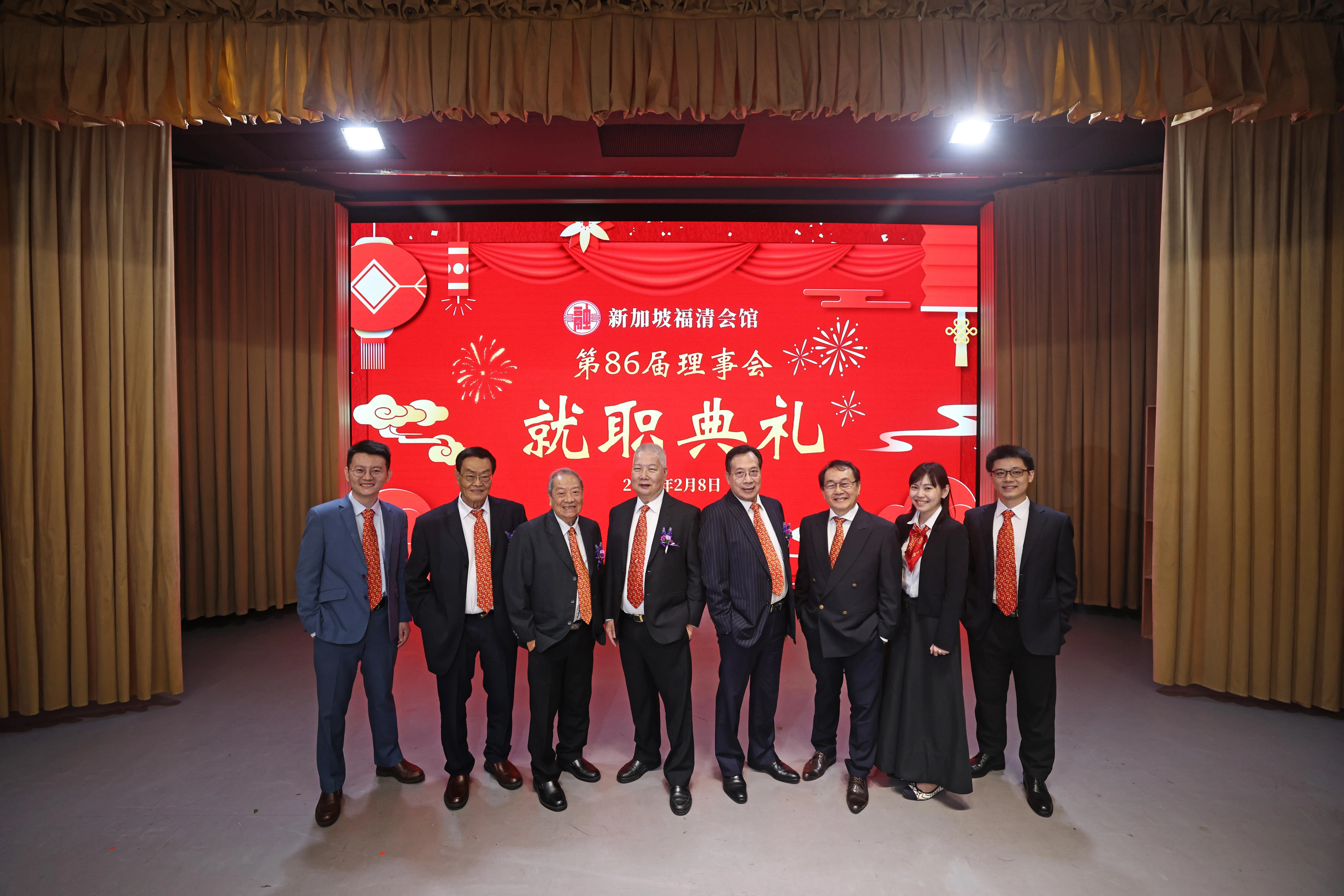 福清会馆青年股主任徐华（左起）、副主席谢孝铭、副主席林惠春、主席林瑞泰、资政林方华、常务副主席姚堂皓、理事林惠敏和文教股主任刘礼垚，在第86届理事会就职典礼上宣誓就职。（陈渊庄摄）